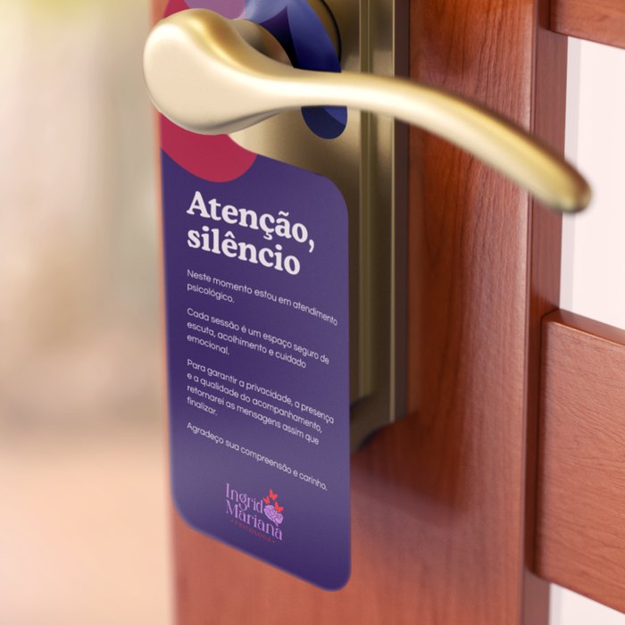 Plaquinha de porta Atenção, silêncio com a identidade da marca