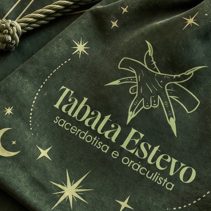 Bolsinha de veludo verde com o logo Tabata Estevo