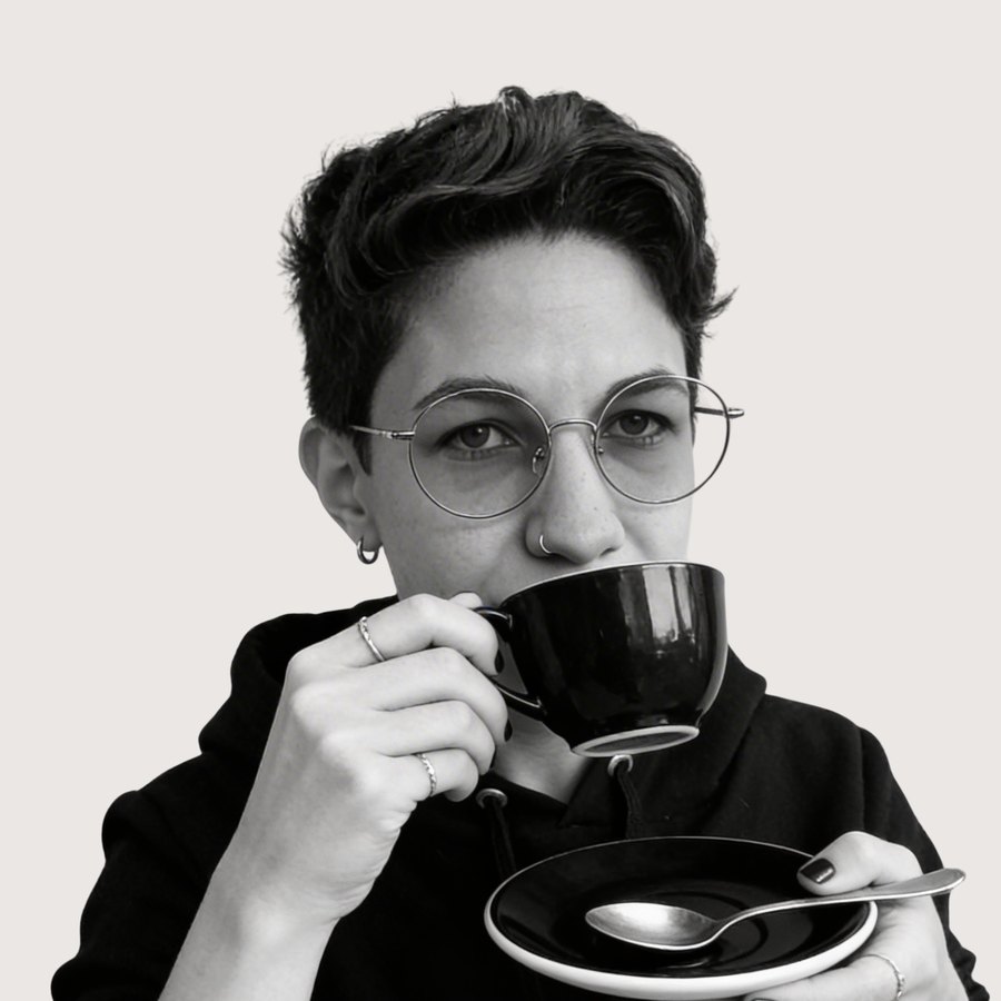 Thalita Moia tomando café numa xícara preta