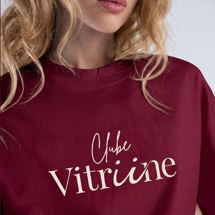 Camiseta vinho com a assinatura Clube Vitriine